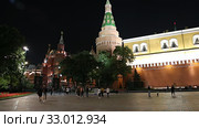 Alexander Garden near the Kremlin, Moscow, Russia (at night) (2020 год). Редакционное видео, видеограф Владимир Журавлев / Фотобанк Лори
