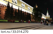 Alexander Garden near the Kremlin, Moscow, Russia (at night) (2020 год). Редакционное видео, видеограф Владимир Журавлев / Фотобанк Лори
