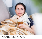 Ill girl wrapping in blanket. Стоковое фото, фотограф Яков Филимонов / Фотобанк Лори