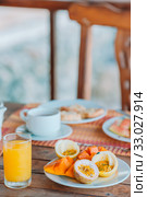 Tasty exotic fruits - ripe passion fruit, mango on breakfast at outdoor restaraunt. Стоковое фото, фотограф Дмитрий Травников / Фотобанк Лори