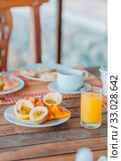 Tasty exotic fruits - ripe passion fruit, mango on breakfast at outdoor restaraunt. Стоковое фото, фотограф Дмитрий Травников / Фотобанк Лори