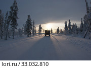 Крайний Север. Грузовой автомобиль движется по зимнику. Стоковое фото, фотограф Евгений Романов / Фотобанк Лори