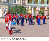 Барабанщицы оркестра "Виват, Россия!", в исторической форме гусар 1813 г., на фестивале ”Императорский букет”. Павловск. (2014 год). Редакционное фото, фотограф Сергей Афанасьев / Фотобанк Лори