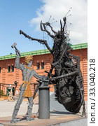 Тула, пространство "Ликёрка Лофт". Скульптура "Укрощение блохи" (2019 год). Редакционное фото, фотограф Наталья Николаева / Фотобанк Лори
