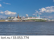 Вид на Казанский кремль с берега реки Казанки, Республика Татарстан (2015 год). Редакционное фото, фотограф Михаил Марковский / Фотобанк Лори