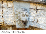 Голова льва на стене большой Митридатская лестница. Керчь, Крым (2019 год). Редакционное фото, фотограф Владимир Арсентьев / Фотобанк Лори