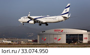 El Al Israel Airlines Boeing 737 landing at Barcelona Airport (2020 год). Редакционное фото, фотограф Яков Филимонов / Фотобанк Лори