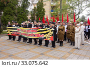 Кадеты несут вывеску "Мы - наследники города воинской славы!" и возглавляет колонну на параде в честь дня победы 9 мая в Анапе (2019 год). Редакционное фото, фотограф Иванов Алексей / Фотобанк Лори