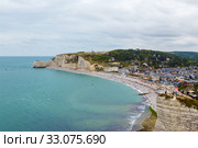 Этрета, Франция. Пляж и арка Д’Амонт (La Falaise d’Amont) на  Алебастровом побережье (2017 год). Редакционное фото, фотограф Rokhin Valery / Фотобанк Лори