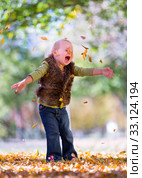 cute little girl playing with autumn leaves. Стоковое фото, фотограф Mariusz Blach / PantherMedia / Фотобанк Лори