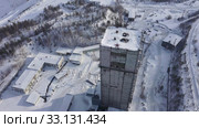 Полет над шахтой Южной. Город Кушва. Свердловская область. Россия (2020 год). Стоковое видео, видеограф Евгений Ткачёв / Фотобанк Лори