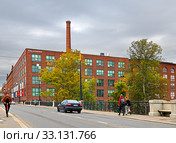 Finlayson factory area and bridge of Tammerkoski. Тампере, Финляндия (2019 год). Редакционное фото, фотограф Валерия Попова / Фотобанк Лори
