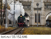 Санкт-Петербург. Петродворец. Ретропаровоз на фоне Готического вокзала - станции Новый Петергоф (2019 год). Редакционное фото, фотограф Литвяк Игорь / Фотобанк Лори