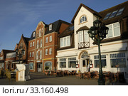 Street cafes at the Sandwall in Wyk on Föhr. Стоковое фото, фотограф Carmen Mair / PantherMedia / Фотобанк Лори