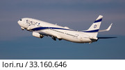 Israel Airlines Boeing 737-900ER 4X-EHE taking off from Barcelona Airport (2020 год). Редакционное фото, фотограф Яков Филимонов / Фотобанк Лори