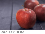 Red apples on a dark blue background. Стоковое фото, фотограф Jaroslav Frank / PantherMedia / Фотобанк Лори
