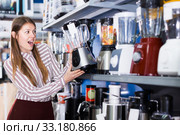 Housewife buying liquidiser. Стоковое фото, фотограф Яков Филимонов / Фотобанк Лори