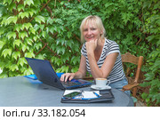 Smiling blonde middle aged woman in outdoor office. Стоковое фото, фотограф Jaroslav Frank / PantherMedia / Фотобанк Лори