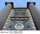 Декор ворот и решётки Александровского сада. Город Москва (2015 год). Редакционное фото, фотограф lana1501 / Фотобанк Лори