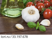 Garlic, cherry tomatoes and oil. Стоковое фото, фотограф Jaroslav Frank / PantherMedia / Фотобанк Лори