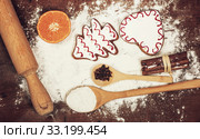 Christmas cookies, spices and flour on wooden chopping board. Стоковое фото, фотограф Erika Eros / Smarterpix / Фотобанк Лори