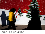 Баннер фестиваля Путешествие в Рождество в солнечный и бесснежный зимний день в городе Москве, Россия (2020 год). Редакционное фото, фотограф Николай Винокуров / Фотобанк Лори
