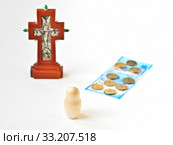 О выборе между служением Богу или маммоне. The concept of choosing between eternal and transitory values. White blurry background with money and a crucifix. Стоковое фото, фотограф Владимир Литвинов / Фотобанк Лори