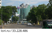 На городской улице современного Коломбо. Шри-Ланка (2020 год). Редакционное видео, видеограф Виктор Карасев / Фотобанк Лори