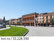 Prato della Valle square in Padua with Amulea Loggia, Italy, Veneto (2017 год). Стоковое фото, фотограф Наталья Волкова / Фотобанк Лори