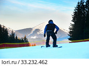 Snowboarder on a slope. Стоковое фото, фотограф Ivan Tykhyi / PantherMedia / Фотобанк Лори