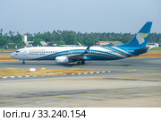 Самолет Boeing 737-91M(А4О-BT) авиакомпании Oman Air на рулежной дорожке аэропорта  Bandaranaike. Шри-Ланка (2020 год). Редакционное фото, фотограф Виктор Карасев / Фотобанк Лори