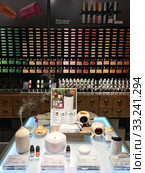 Aromatherapy products at Khemist store, Hong Kong (2019 год). Редакционное фото, фотограф Александр Подшивалов / Фотобанк Лори