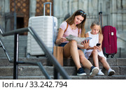 Tourists traveling together using paper map and phone. Стоковое фото, фотограф Яков Филимонов / Фотобанк Лори