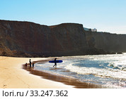 Family surfing, Portugal. Стоковое фото, фотограф Ivan Tykhyi / PantherMedia / Фотобанк Лори