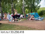 Семейный неорганизованный отдых с палатками среди деревьев на берегу Круглого озера. Красноярский край. Россия. (2019 год). Редакционное фото, фотограф Светлана Попова / Фотобанк Лори