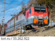 Электровоз 2ЭС4К "Дончак" на перегоне Туапсе-Сочи (2020 год). Редакционное фото, фотограф glokaya_kuzdra / Фотобанк Лори