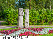 Девушки с белкой и ланью. Зеленогорск (2016 год). Редакционное фото, фотограф Александр Щепин / Фотобанк Лори