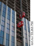 Грузопассажирские подъемники Stros (Штрос) на строящейся башне River Tower жилого комплекса Capital Towers (2020 год). Редакционное фото, фотограф Алёшина Оксана / Фотобанк Лори