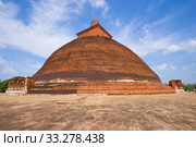 Jethawanaramaya Dagaba closeup on a sunny day. Anuradhapura, Sri Lanka (2020 год). Стоковое фото, фотограф Виктор Карасев / Фотобанк Лори