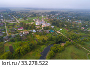 Вид с высоты на  село Парское со старинным храмовым комплексом сентябрьским утром. Ивановская область, Россия (2019 год). Стоковое фото, фотограф Виктор Карасев / Фотобанк Лори