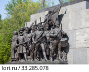Скульптурная группа на пьедестале памятника М. И. Кутузову (2019 год). Редакционное фото, фотограф Наталия Шевченко / Фотобанк Лори