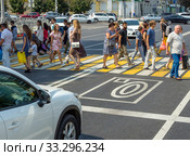 Автомобиль стоит у стоп линии перед пешеходным переходом, город Воронеж (2019 год). Редакционное фото, фотограф Вячеслав Палес / Фотобанк Лори