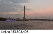 Вид на мост Рамы VIII в вечерние сумерки. Бангкок, Таиланд (2018 год). Стоковое видео, видеограф Виктор Карасев / Фотобанк Лори