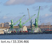 Портальные грузовые краны в Клайпедском морском порту. Литва (2012 год). Редакционное фото, фотограф Ирина Борсученко / Фотобанк Лори