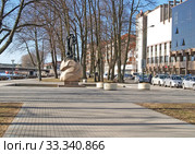 Скульптура рыбака на улице Клайпеды. Литва (2012 год). Редакционное фото, фотограф Ирина Борсученко / Фотобанк Лори