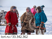Nadym, Russia - February 23, 2019: Yamal, open area, tundra,The extreme north,  Races on reindeer sled in the Reindeer Herder's Day on Yamal, Sporting activity.reindeer herders throws lasso. editorial. Редакционное фото, фотограф Evgenii Mitroshin / Фотобанк Лори