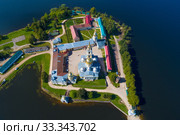 Вид сверху на Нило-Столобенскую пустынь солнечным летним днем (аэрофотосъемка). Тверская область, Россия (2019 год). Стоковое фото, фотограф Виктор Карасев / Фотобанк Лори