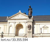 Памятник немецкому поэту Симону Даху (1605-1659) на фоне Клайпедского драматического театра. Литва (2012 год). Редакционное фото, фотограф Ирина Борсученко / Фотобанк Лори