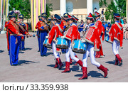 Барабанщицы и оркестр "Виват, Россия!", в исторической форме гусар 1813 г., на фестивале ”Императорский букет”. Павловск. Санкт-Петербург (2014 год). Редакционное фото, фотограф Сергей Афанасьев / Фотобанк Лори