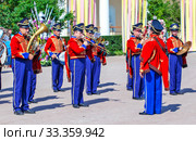 Оркестр "Виват, Россия!", в исторической форме гусар 1813 г., на фестивале ”Императорский букет”. Павловск. Санкт-Петербург (2014 год). Редакционное фото, фотограф Сергей Афанасьев / Фотобанк Лори